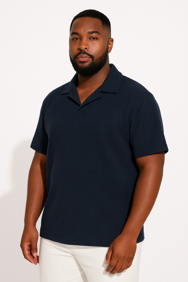 Camisa Polo Azul Noche – Luce Seguro, Viste con Propósito - Image 3